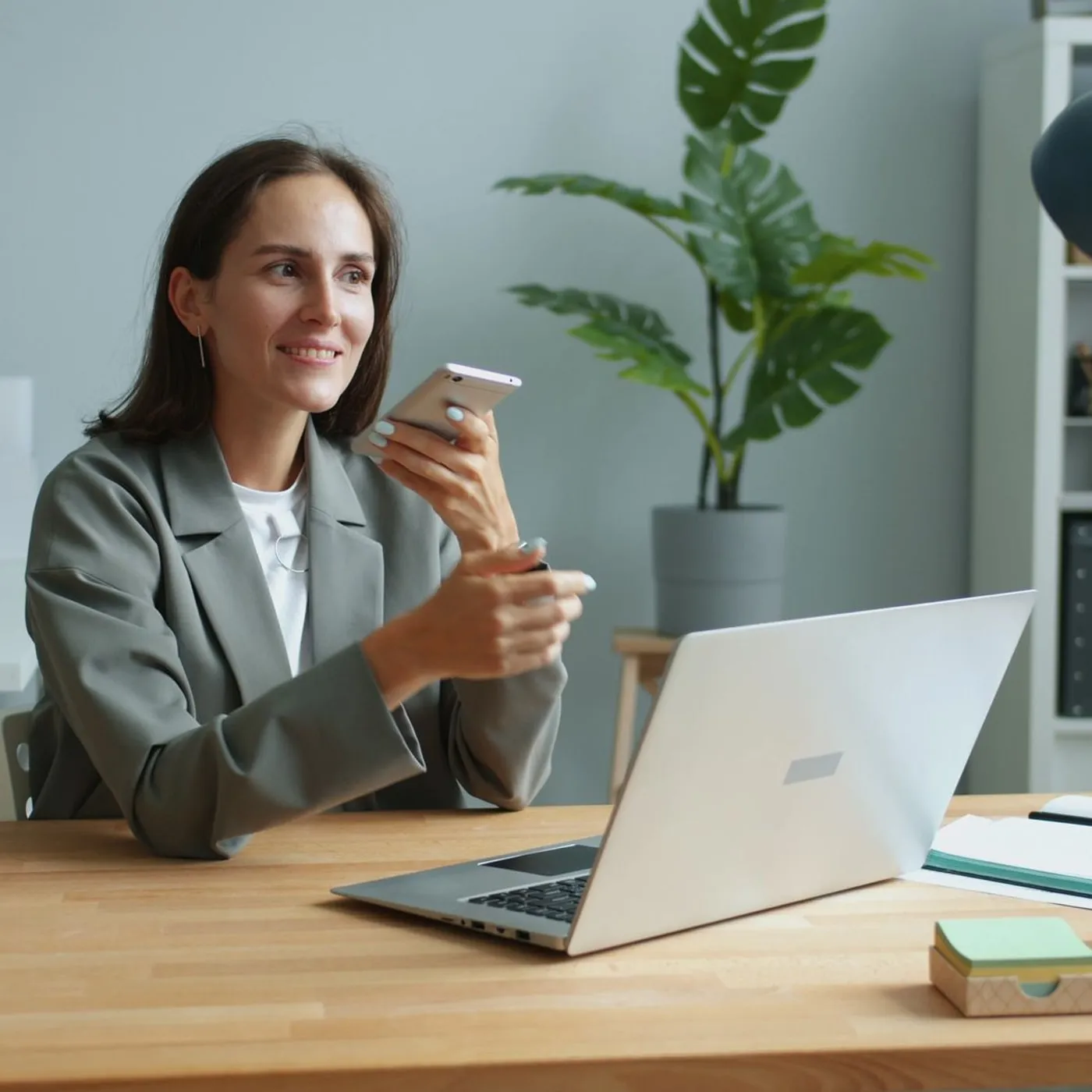 Profesional gestionando comunicaciones desde una laptop y un smartphone