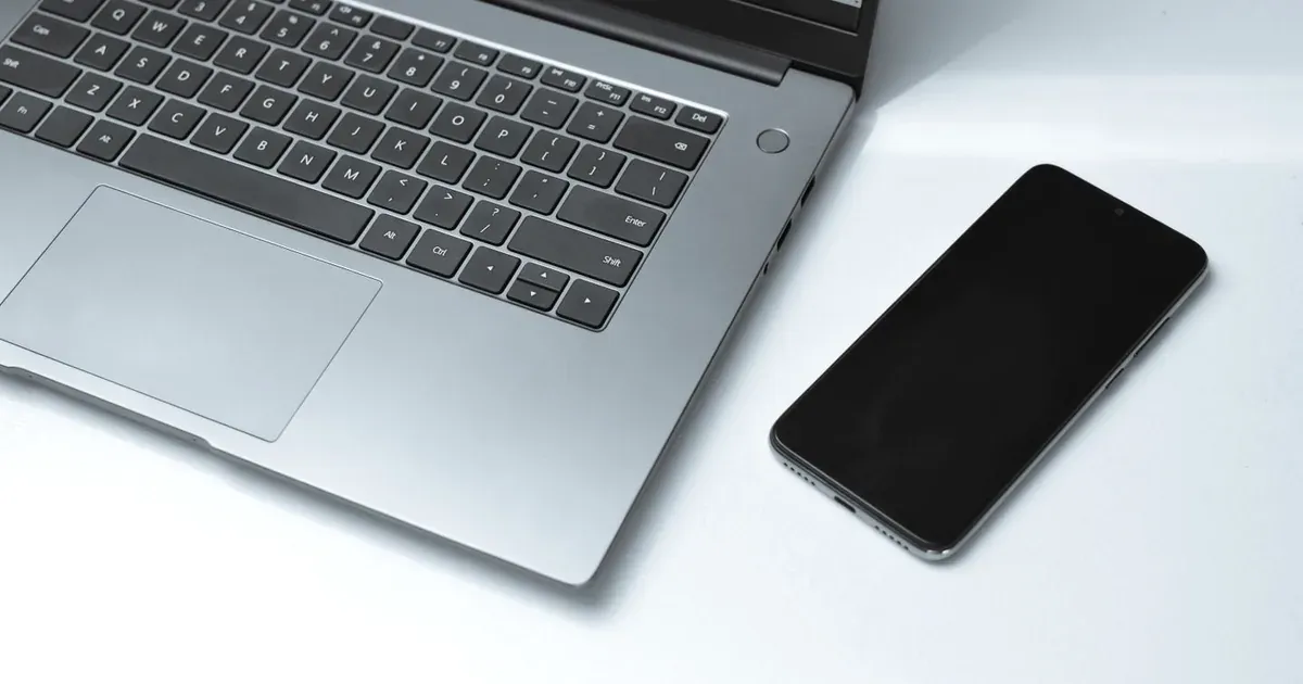Laptop y smartphone en un espacio de trabajo preparado para Microsoft 365
