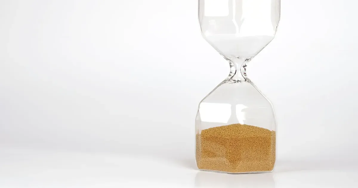 Reloj de arena que representa el tiempo invertido en los procesos de una empresa