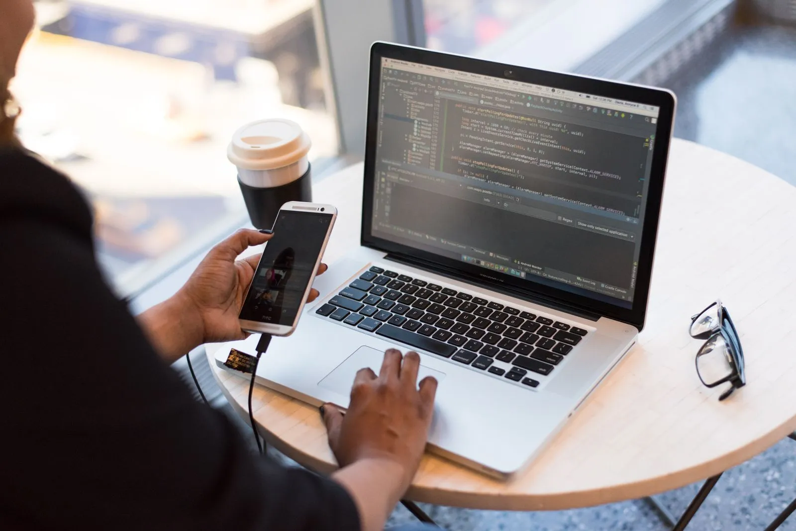 Low-code: construir software con bloques visuales y reglas configurables