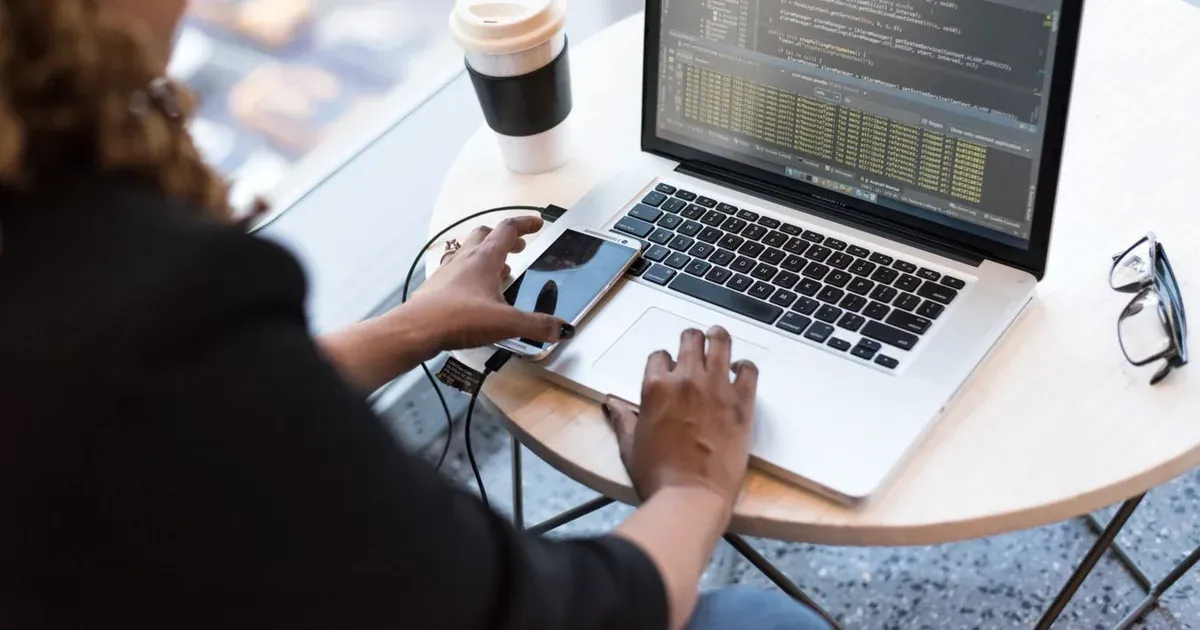 Desarrolladora revisando el código durante el mantenimiento de una página web