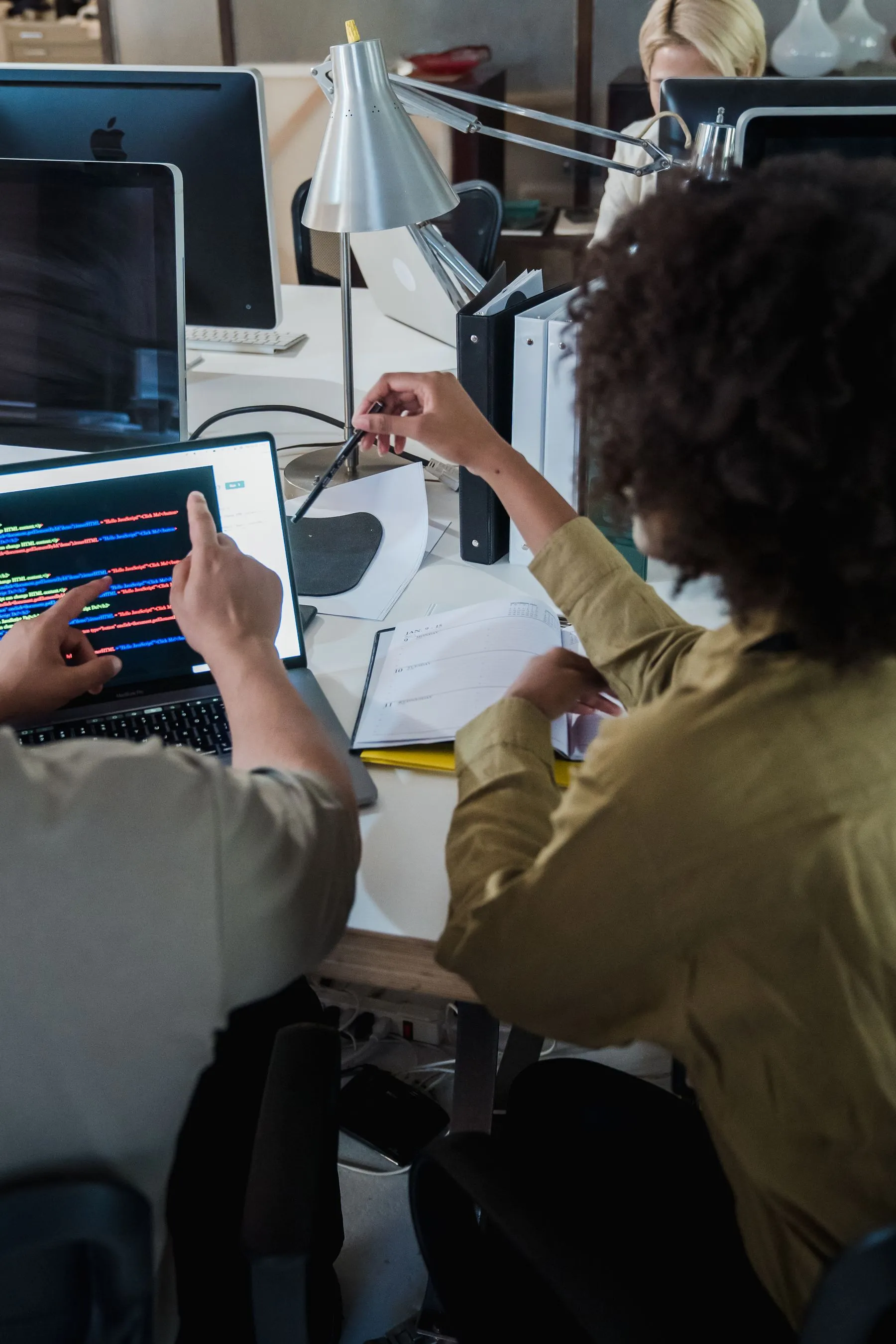 Equipo colaborando en el desarrollo de una solución digital