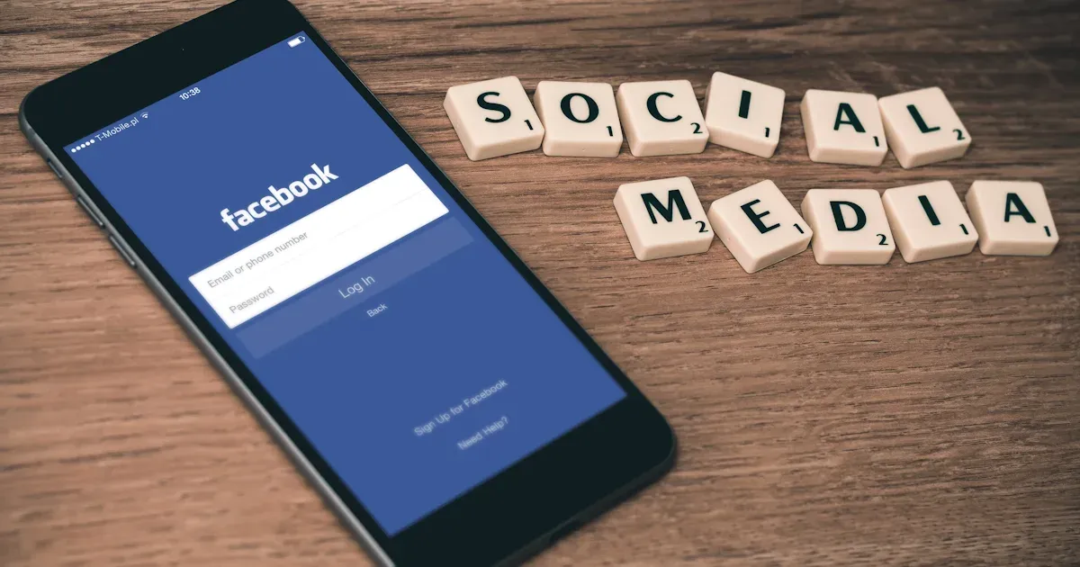 Comparación entre página web y redes sociales para empresas